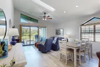 Golf course views with pool access, balcony & grill - prime location