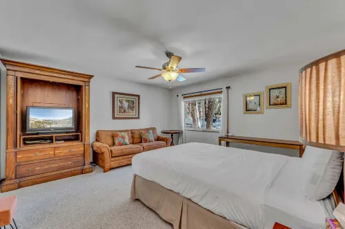 Gourmet Kitchen and Spacious Decks - Charming Handcrafted Haven Hôtels à : Dollar Point