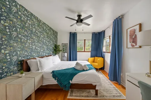 Executive Retreat - 2 Parking Spaces, Sleeps 4! Hotels in Downers Grove