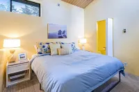 Bay-view condo with pool, hot tub, balcony & lofted layout - walk to the beach