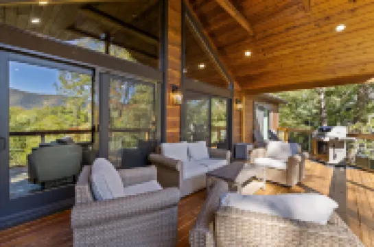 Scenic Views and Game Room Retreat - Exquisite Mountain Haven