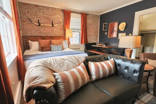 Historic Suite with Modern Amenities and Free Parking - Charming Oasis