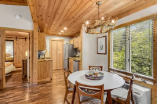 Charming Downtown Retreat with Rustic Modern Touches - Delightful Getaway