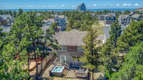 Woodland Trails and Hot Tub Retreat - Captivating Coastal Haven