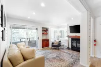 Newly Renovated Condo with Fireplace, Fast WiFi, Balcony & Shared Pool/Hot Tub Hotel di Sun Valley