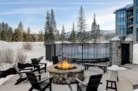Luxury Condo with Hot Tub and Mountain Views - Exquisite Retreat