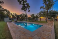 Upscale Home with Pool and FirePit - Close to Mercer St! - 5 tähden