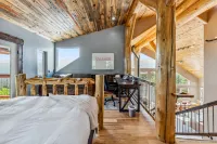 Hot Tub, Balconies, and Spacious Deck - Stunning Mountain Retreat