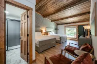 Kitchenette, Smart TV, Luxurious Shower, Deck Access - Charming Escape