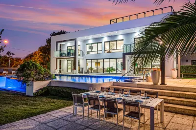 Waterfront Masterpiece Villa / Grand Heated Pool / Seabreeze Key