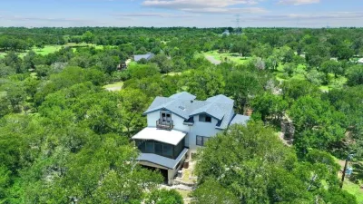 Spacious 3 full baths 10 beds 3-story house with private backyard in Del Valle