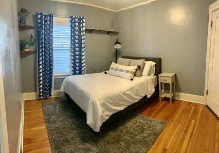 102 year old Craftsman Home Отели рядом с достопримечательностью «Bell's Studebaker Diner and Museum»