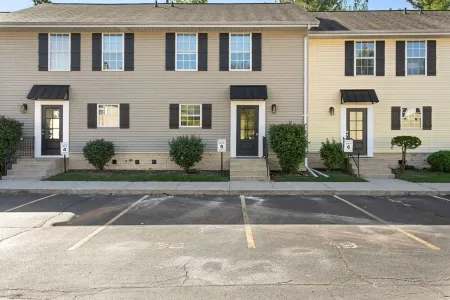 Game Day HQ! 3 Level 5Br Townhome for 10 --> 5 Min Drive to Notre Dame Events