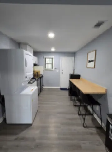 2 King Beds Near Airport - The Silver Hideaway Hotels in Forest Park