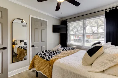 Hot Tub, Gas Fire Pit and Unique Murals - Stunning Oasis Hotel in zona Dixon Gallery & Gardens