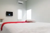 RedDoorz Plus Near RS Usu Medan 2 فنادق في ميدان