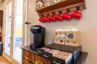 Colorful 3BR Home /Private, Patio +Pool+Hot Tub