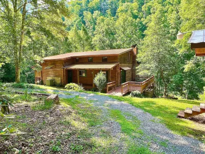 Dunn's Creek Hideaway 3 Bedroom Cabin by RedAwning Hotels near Talking Turkey Studio