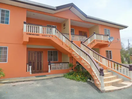 B's Guest House Отели в г. Тобаго