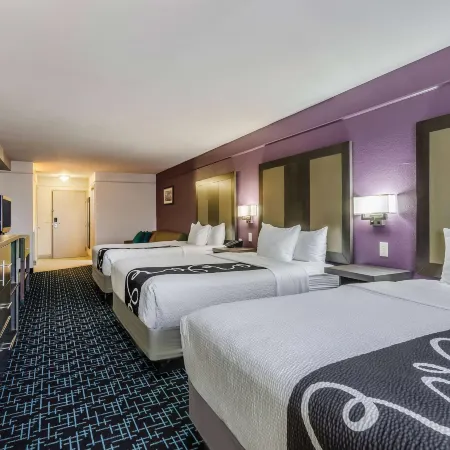 La Quinta Inn & Suites by Wyndham Kansas City Airport