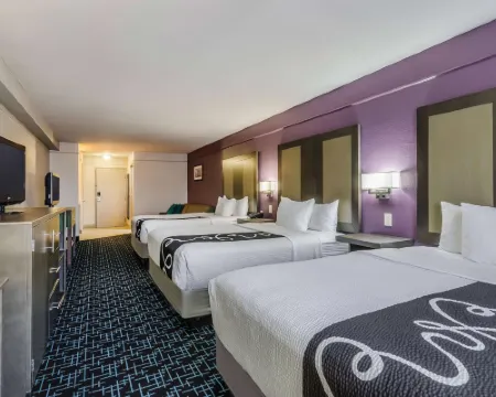 La Quinta Inn & Suites by Wyndham Kansas City Airport Hotels in Kansas City