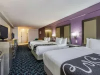 La Quinta Inn & Suites by Wyndham Kansas City Airport Hotels in Waldron Township