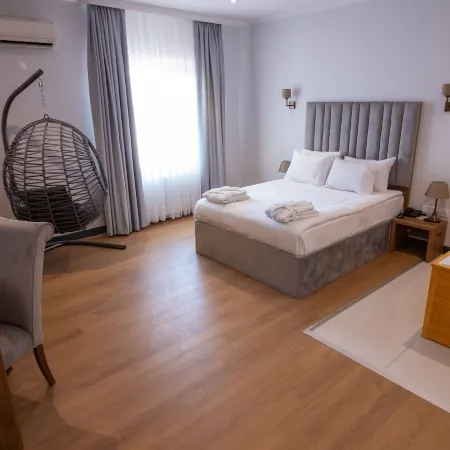 Lake LIFE Hotel