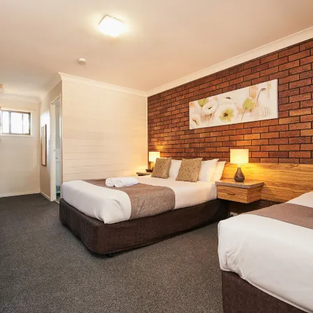 Ruthven Street Motor Inn