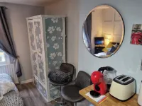 Charming 1-Bed Studio Annex,Parking,Kitchen,Wifi Hotels in Twickenham