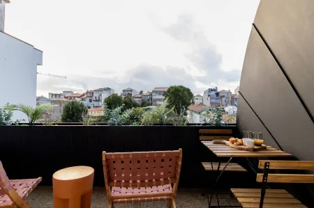 Almada 551 by LovelyStay Отели рядом с достопримечательностью «Церковь Святого Мартина Седофейта»