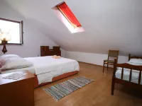 Apartments Boro Hotels in Splitska