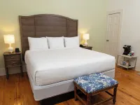 Inn on Ursulines, a French Quarter Guest Houses Property Отели рядом с достопримечательностью «Парк Джэксон-сквер»