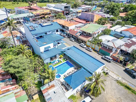 Oz Hotel & Sports Bar