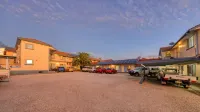 Cowra Motor Inn - parking