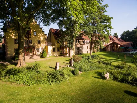 Schlosshotel Weyberhöfe Отели в г. Зайлауф