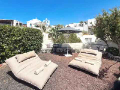 Elysian Santorini Hotels in Finikia