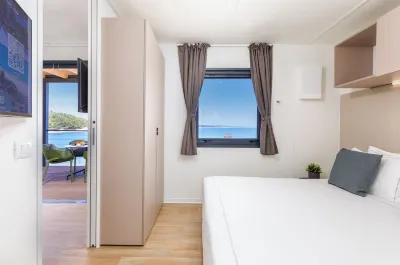 Arena Stupice Camping Homes فنادق في ميدولين