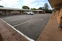 Sleepy Hill Motor Inn - parking