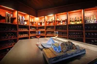 The Westmarine Waterfront Hotel - bar