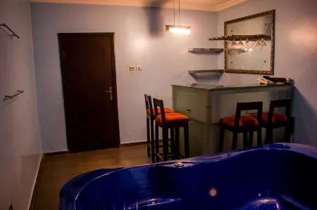 Precinct Comfort Services, Ikoyi Отели рядом с достопримечательностью «Остров Лагос»