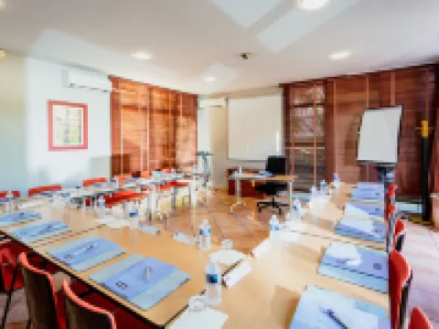 Kyriad Nimes Ouest Hoteles en Nimes