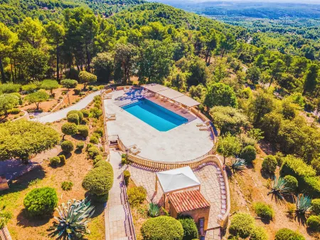 La Bastide de Tourtour Hotel & Spa Отели в г. Сийан-ла-Каскад