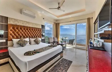 Wood Stock Kasauli - Rooms & Cottages - Panoramic View & Balcony Rooms Отели в г. Солан