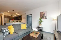 Adorable 2bed Apt with balcony & Rooftop Pool with stunning city skyline views