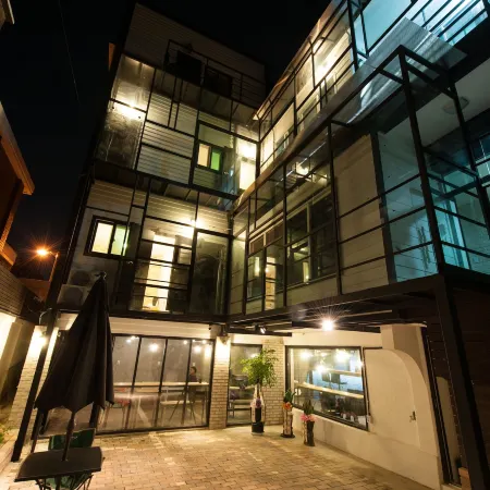 Inno Hostel & Pub Lounge Hongdae Отели рядом с достопримечательностью «Торговый центр Mecenatpolis»