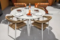 Near beach and port, renovated T2 sea view apartment with large terrace and private parking space