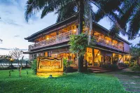 Terres Rouges Lodge Отели в г. 