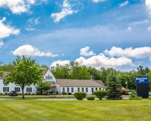 Rodeway Inn Hotels in Geneseo