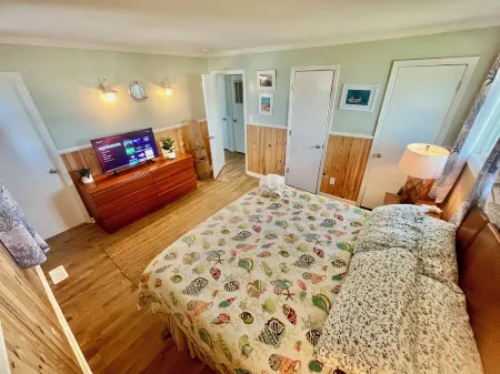 Canalfront, tiki bar, dock, boatramp, pool, hot tub, kayaks, paddleboards & more