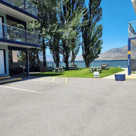 Poplars Motel on the Lake